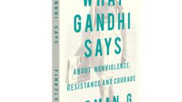 What Gandhi says about nonviolence, resistance and courage, un libro di Norman Finkelstein.